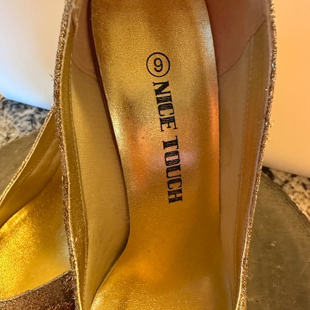 Nice Touch Gold Heels with Bows on Heels. Size 9. - Picture 2 of 7
